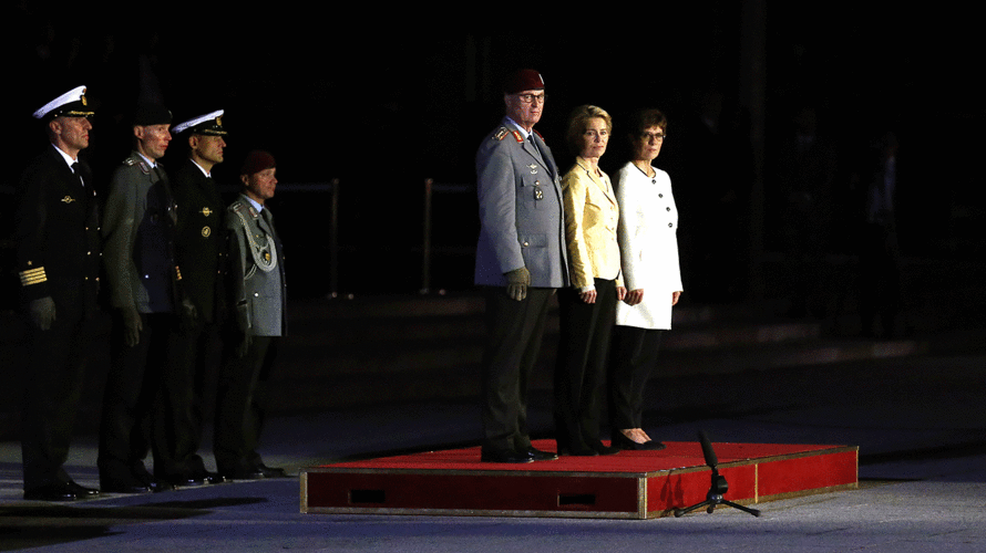 Ursula von der Leyen (M.) wurde von ihrer Nachfolgerin Annegret Kramp-Karrenbauer verabschiedet. Links im Bild der Generalinspekteur der Bundeswehr, General Eberhard Zorn. Foto: DBwV/Schmidt