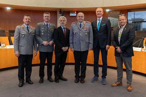 Die Sachverständigengruppe bei der öffentlichen Anhörung zum „Artikelgesetz Zeitenwende“ (v.l.n.r.): Brigadegeneral Christoph Huber, Oberst André Wüstner, Prof. Dr. Carlo Masala, Generalleutnant Alfons Mais, Dr. Gerd Landsberg und Andreas Eggert. Foto: DBwV/Sarina Flachsmeier 