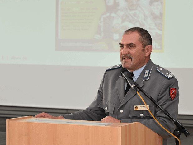 Tagungsleiter Oberstleutnant Josef Rauch bei seinem Exkurs durch die jüngsten Erfolge des DBwV. Foto: DBwV/Ingo Kaminsky