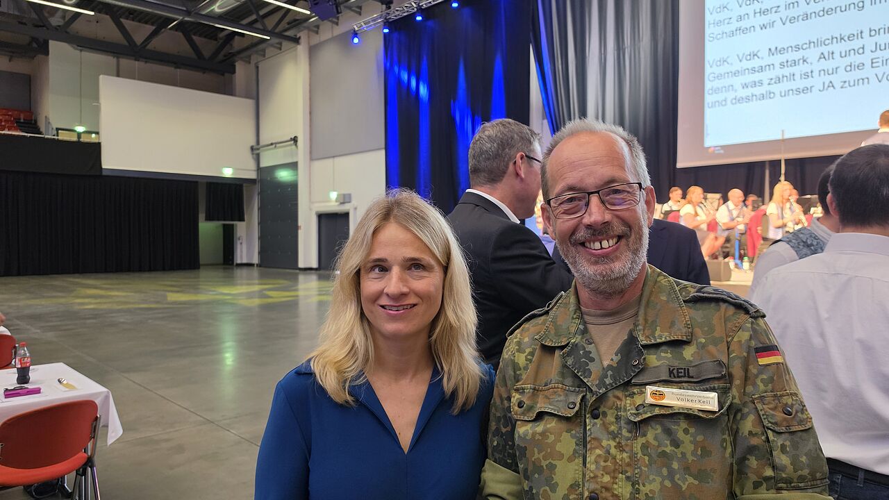 Der Landesvorsitzende LV West, Stabsfeldwebel Volker Keil und Verena Bentele, Präsidentin des Sozialverbands VdK Deutschland. Foto: DBwV