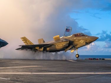 Ab 2026 will die Bundeswehr mit der Auslieferung von insgesamt 35 Kampfflugzeugen des Typs Lockheed Martin F-35 Lightning beginnen. Das Foto zeigt einen F-35B der U.S. Navy. Foto: Official U.S. Navy Page/Staff Sgt. John Tetrault