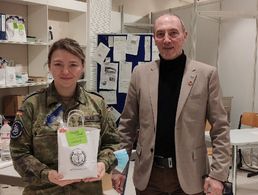 Arbeitnehmer Christoph Schymura bei der Übergabe der kleinen Geschenke Foto: DBwV/Schymura
