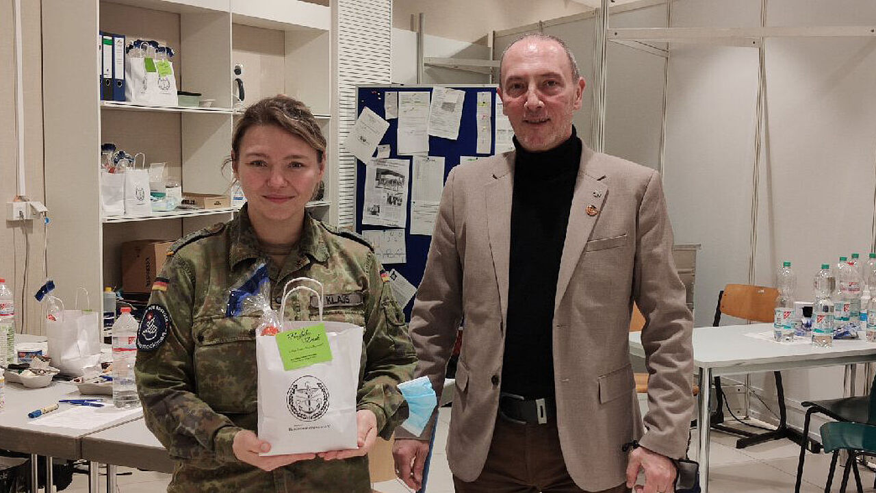 Arbeitnehmer Christoph Schymura bei der Übergabe der kleinen Geschenke Foto: DBwV/Schymura