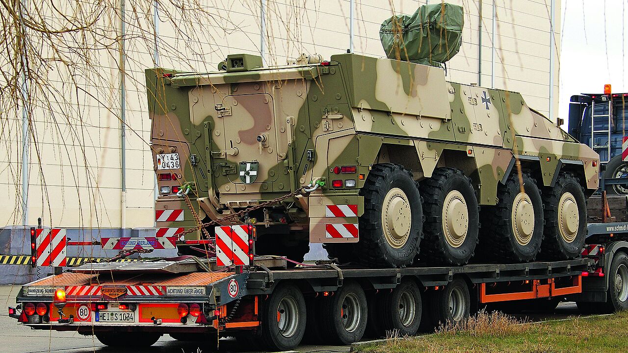 Ein GTK Boxer auf einem Tieflader. Foto: Bundeswehr/Michael Mandt