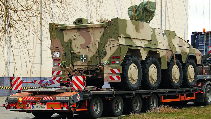 Ein GTK Boxer auf einem Tieflader. Foto: Bundeswehr/Michael Mandt