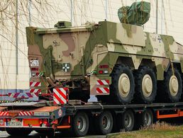 Ein GTK Boxer auf einem Tieflader. Foto: Bundeswehr/Michael Mandt