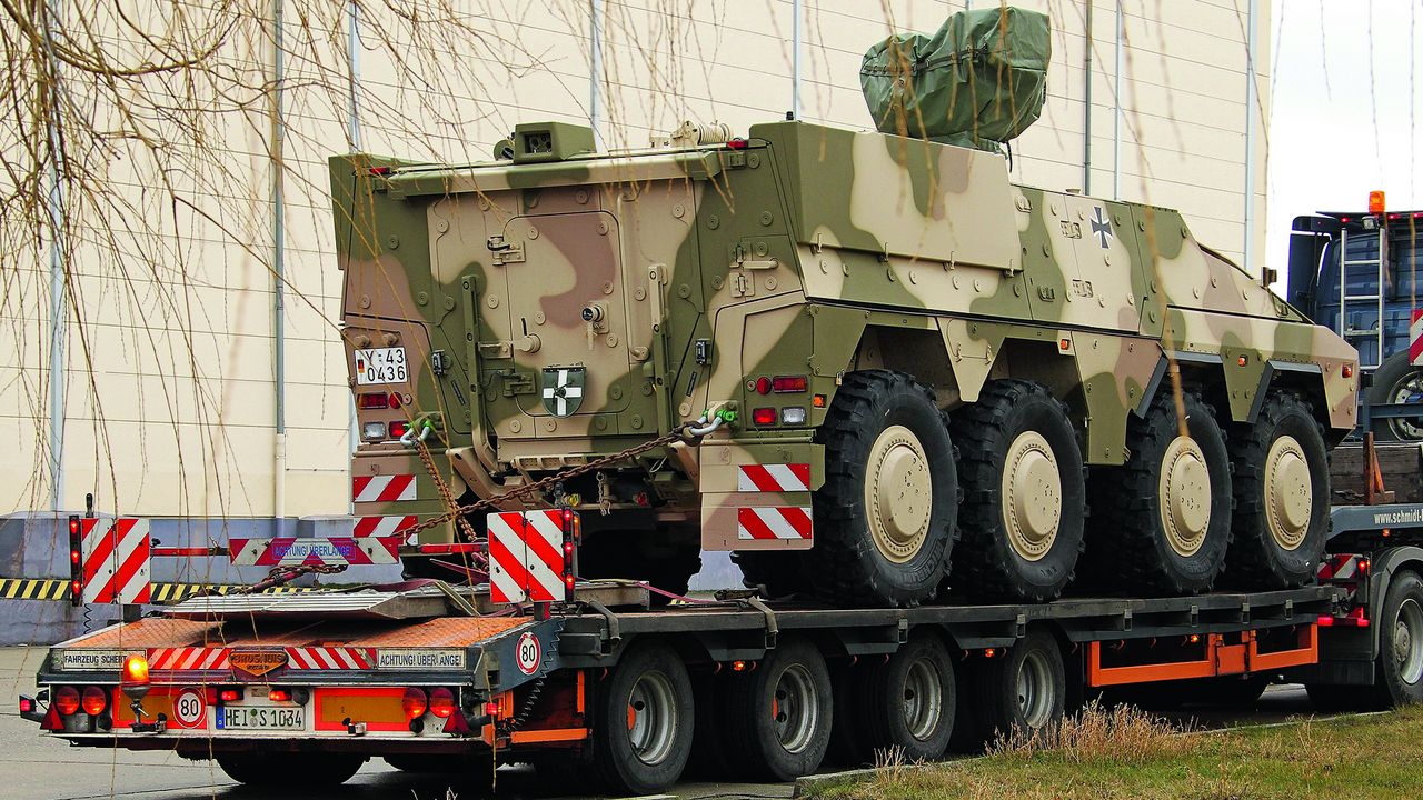 Ein GTK Boxer auf einem Tieflader. Foto: Bundeswehr/Michael Mandt