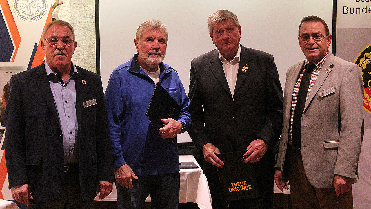 Ehrungen in Hemer: Vorsitzender Klaus Schröder (v. l.) mit Wolfgang Krug, Theo Disselhoff und Rudolf Schmelzer. Foto: Peter Maschinski
