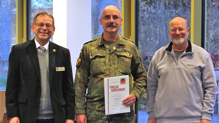 Die Vorsitzenden Harald Lott und Werner Pietsch mit Stabsfeldwebel a.D. Klaus Grabe (Mitte) Foto: DBwV/Josef Wagner