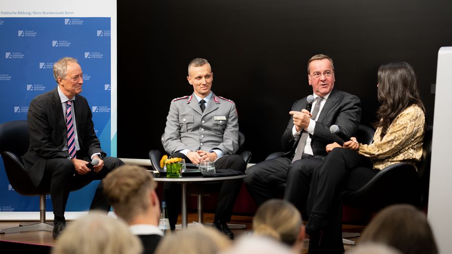 Wie viel Verantwortung müssen die Bürger unseres Landes in der Zeitenwende übernehmen? Eine Frage, die Bundesverteidigungsminister Boris Pistorius (2.v.r), der stellv. Bundesvorsitzende, Oberstleutnant i.G. Marcel Bohnert (2.v.l), und Serap Güler, CDU-Verteidigungspolitikerin (re.) bei Köln&Köpfe diskutierten. Foto: Norman Jankowski/Vierfingerfilm 
