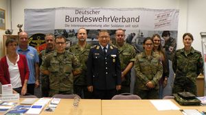 Ein starkes Team für gute Perspektiven: Bärbel Dengler, OStFw a.D. Albrecht Jochim, StFw Marko Nau, StFw Oliver Busch, OStFw Oliver Fahrenbach, OStFw a.D. Jürgen Gemmer, StFw Thorsten Krämer, StUffz Leha Haj Salhi, Daniela Isenberg, HptFw Carla Kunzemann 