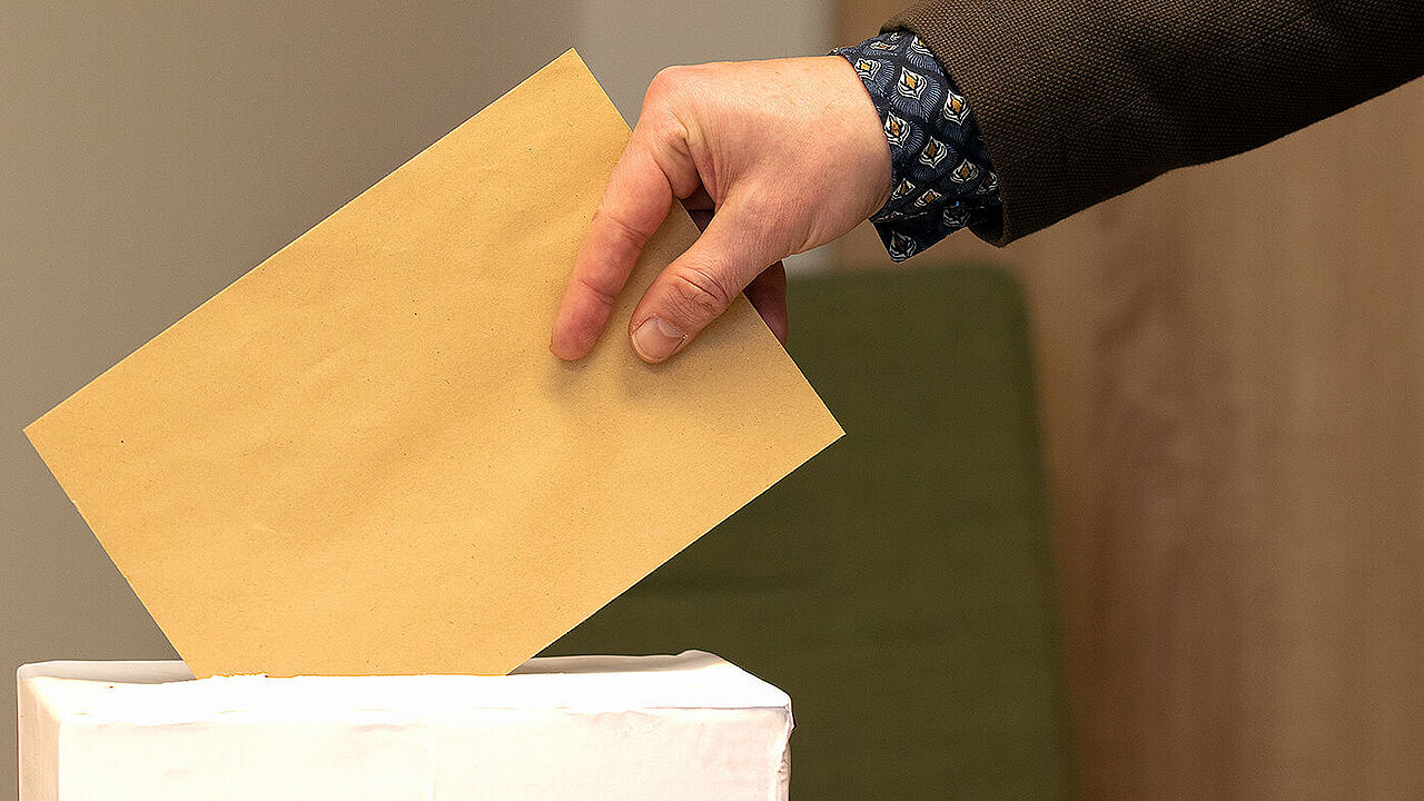 Damit Bundeswehrbeschäftigte trotz Verhinderung oder aufgrund erheblichen Reiseaufwands an den Personalratswahlen 2020 teilnehmen können, besteht die Möglichkeit der Briefwahl. Foto: DBwV/Mika Schmidt