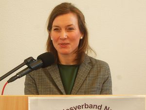 Die Bundestagsabgeordnete Siemtje Möller spricht ein Grußwort. Foto: DBwV