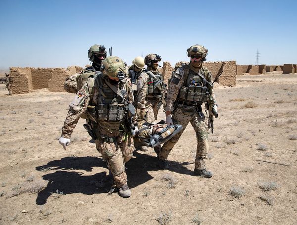 Deutsche Soldaten bei einer Rettungsübung in der Nähe von Masar-e-Sharif. Resolute Suppport ist der größte Auslandseinsatz der Bundeswehr. Foto: Bundeswehr/Bienert