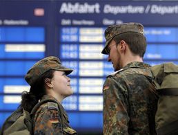 Soldaten warten am Bahnhof: Das BMVg informiert nun über die neuen Regelungen zum Wahlrecht zwischen UKV und TG. Foto: Bundeswehr/Stollberg