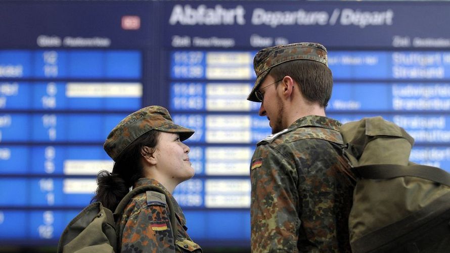 Soldaten warten am Bahnhof: Das BMVg informiert nun über die neuen Regelungen zum Wahlrecht zwischen UKV und TG. Foto: Bundeswehr/Stollberg