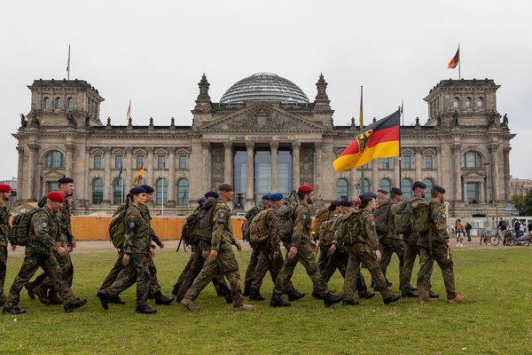 Ankunft an einem symbolträchtigen Ort: Im Reichstagsgebäude entscheiden die Abgeordneten des Bundestages über die Auslandseinsätze der Bundeswehr. Foto: DBwV/Yann Bombeke