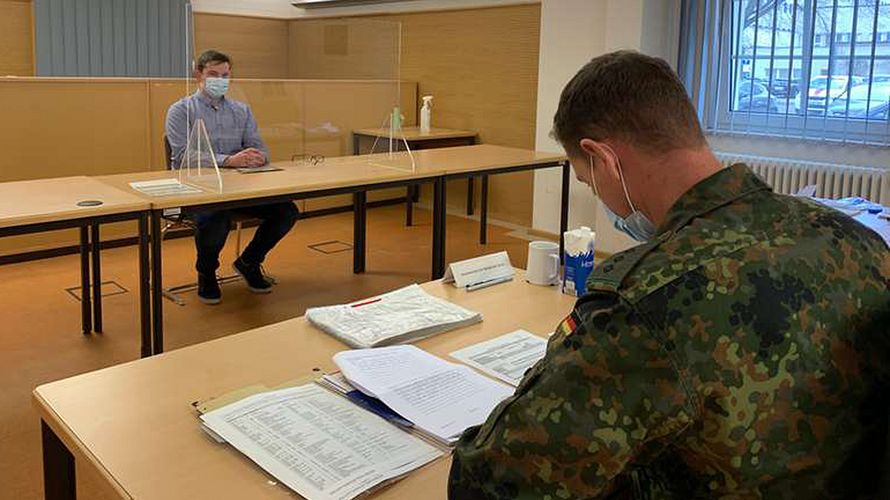 Neue Wege in der Pandemie: Gespräche mit dem Prüfer finden für die Bewerber aktuell unter strengsten Hygiene-Regularien statt. Foto: Bundeswehr/Jana Ludwig