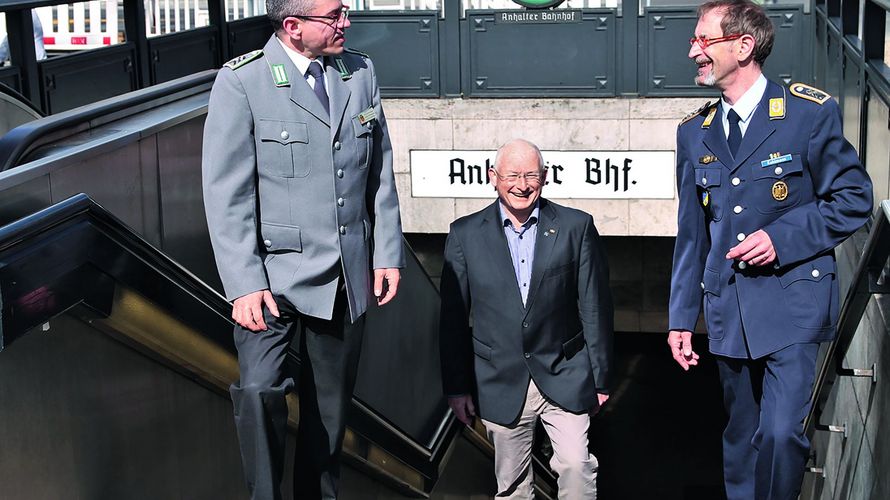 Das Interview mit Stabsfeldwebel Thomas Schwappacher (l.) zum Thema „Beteiligung beim DBwV“ nimmt am Berliner „Anhalter Bahnhof“ Fahrt auf. Foto: DBwV/Hahn