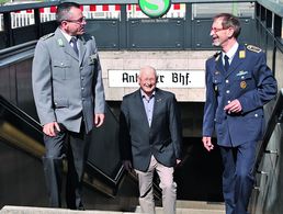 Das Interview mit Stabsfeldwebel Thomas Schwappacher (l.) zum Thema „Beteiligung beim DBwV“ nimmt am Berliner „Anhalter Bahnhof“ Fahrt auf. Foto: DBwV/Hahn