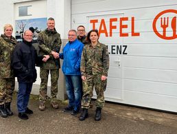 Ehrenamtler der örtlichen Kameradschaft des Deutschen BundeswehrVerband (DBwV) im Koblenzer Stützpunkt der Tafel bei der Spendenübergabe: Sabine Pries (von links), Schatzmeister Dieter Weiler, Christian Hillmer, der 1. Vorsitzende der Tafel Koblenz - Peter Bäsch, DBwV Bezirksvorsitzender Michael Schwab, Katja Lemke. Foto: Daniela Gröner