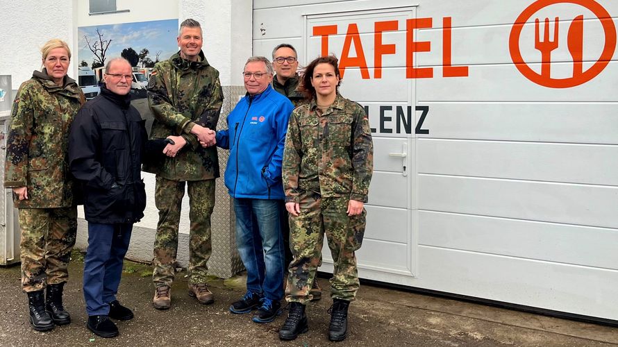 Ehrenamtler der örtlichen Kameradschaft des Deutschen BundeswehrVerband (DBwV) im Koblenzer Stützpunkt der Tafel bei der Spendenübergabe: Sabine Pries (von links), Schatzmeister Dieter Weiler, Christian Hillmer, der 1. Vorsitzende der Tafel Koblenz - Peter Bäsch, DBwV Bezirksvorsitzender Michael Schwab, Katja Lemke. Foto: Daniela Gröner