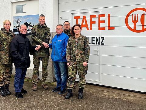 Ehrenamtler der örtlichen Kameradschaft des Deutschen BundeswehrVerband (DBwV) im Koblenzer Stützpunkt der Tafel bei der Spendenübergabe: Sabine Pries (von links), Schatzmeister Dieter Weiler, Christian Hillmer, der 1. Vorsitzende der Tafel Koblenz - Peter Bäsch, DBwV Bezirksvorsitzender Michael Schwab, Katja Lemke. Foto: Daniela Gröner