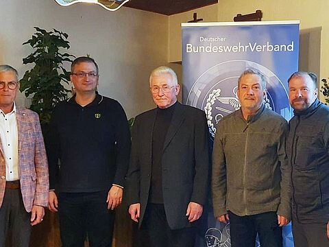 Vorsitzendem Oberstabsfeldwebel a.D. Armin Rother (von links) stehen im neuen Vorstand als neue Beisitzer zur Seite: Hauptfeldwebel d.R. Ulf Günther, Oberstleutnant a.D. Christian Gruber, Oberstabsfeldwebel a.D. Matthias Stumpf; mit Bezirksvorsitzendem Oberstabsfeldwebel a.D. Gerd Bopp. Foto: C. Rother