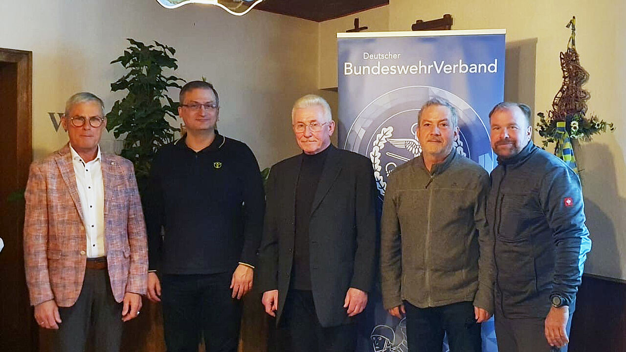 Vorsitzendem Oberstabsfeldwebel a.D. Armin Rother (von links) stehen im neuen Vorstand als neue Beisitzer zur Seite: Hauptfeldwebel d.R. Ulf Günther, Oberstleutnant a.D. Christian Gruber, Oberstabsfeldwebel a.D. Matthias Stumpf; mit Bezirksvorsitzendem Oberstabsfeldwebel a.D. Gerd Bopp. Foto: C. Rother