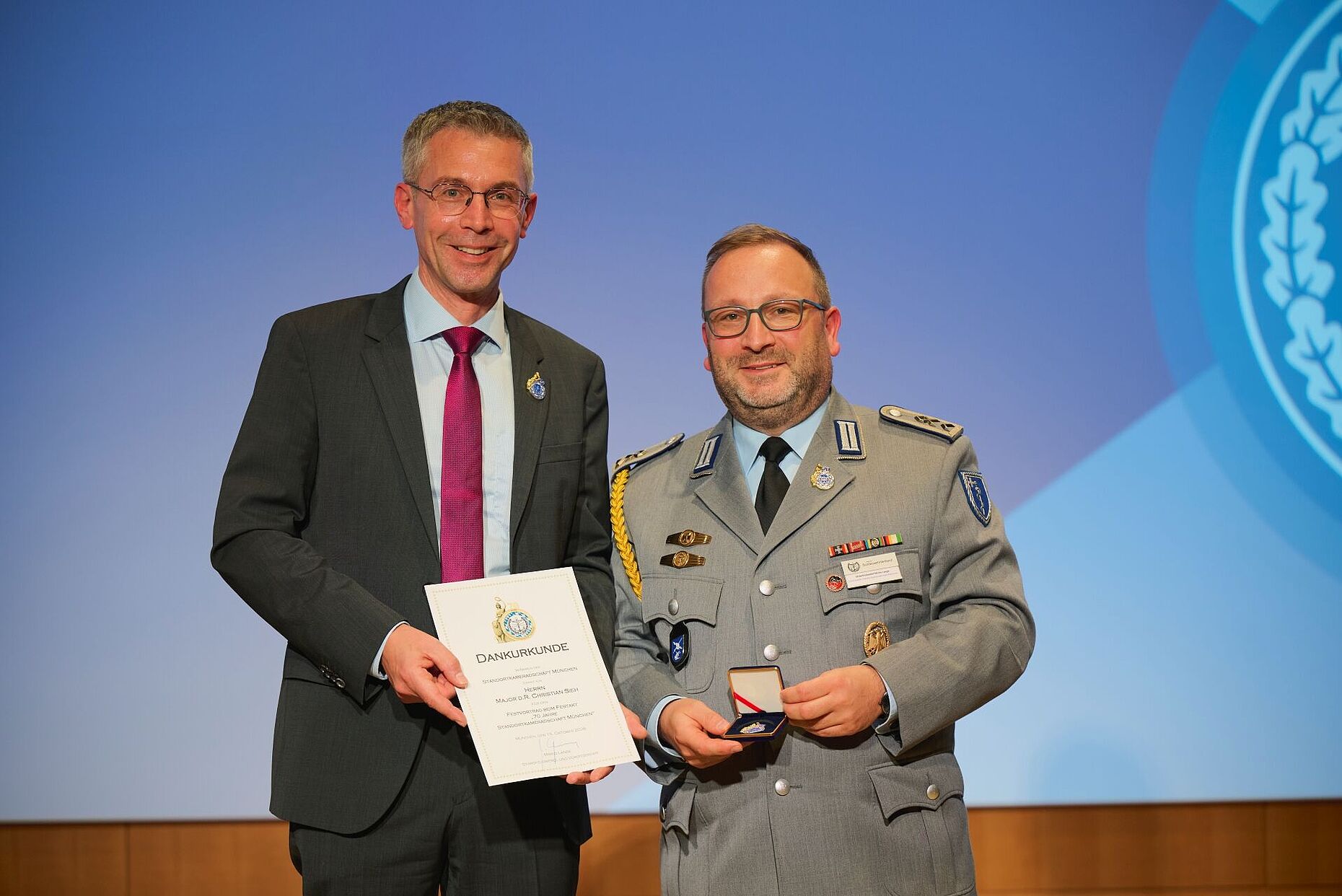 StoKa-Vorsitzender Stabsfeldwebel Mirko Lange dankte Justitiar und Festredner Christian Sieh mit der Jubiläumsnadel zum 70-jährigen Bestehen der Standortkameradschaft München. Foto: Ingo Kaminsky