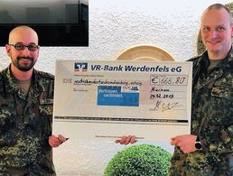 Kassierer der Unteroffizierkameradschaft, Hauptfeldwebel Gerg, und Vorsitzender der sTruKa, Oberstabsfeldwebel Jan Stingl, bei der Scheckübergabe (v.l.). Foto: DBwV/LV Süddeutschland