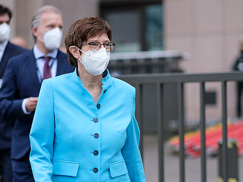 Annegret Kramp-Karrenbauer geht in einem Gespräch mit dem Münchner PresseClub näher auf die angekündigten Pläne zur Strukturreform der Bundeswehr ein. Symbolbild vom 06.05.21. Foto: picture alliance/dpa | Thierry Monasse