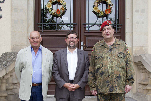 Begrüßung MdB Lämmel durch den Vors. StOKa, OTL Bliefert und Vors. KERH, OTL a.D. Thamke