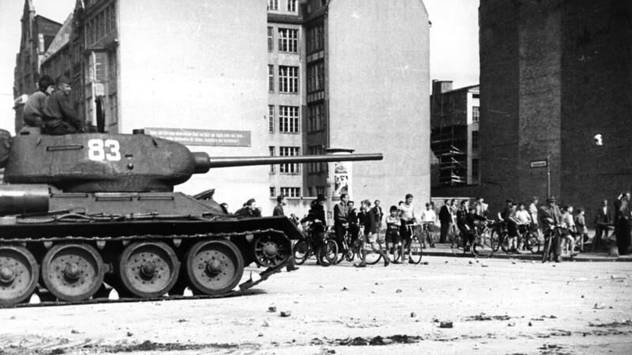 Ein T34/85-Panzer in der Schützenstraße in Berlin. Der Volksaufstand vom 17. Juni wurde von der sowjetischen Besatzungsmacht blutig niedergeschlagen. Foto: Bundesarchiv
