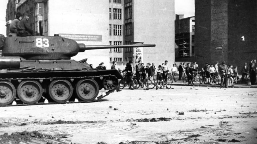 Ein T34/85-Panzer in der Schützenstraße in Berlin. Der Volksaufstand vom 17. Juni wurde von der sowjetischen Besatzungsmacht blutig niedergeschlagen. Foto: Bundesarchiv
