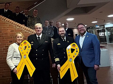 Bei der Übergabe der „Gelben Schleifen“ in Eckernförde  (v.l.n.r.): Bürgermeisterin Iris Ploog, Tim Reibstein, Fregattenkapitän  Rouven Grünhagen und Peter Stark (Bürgervorsteher). Foto: LV Nord
