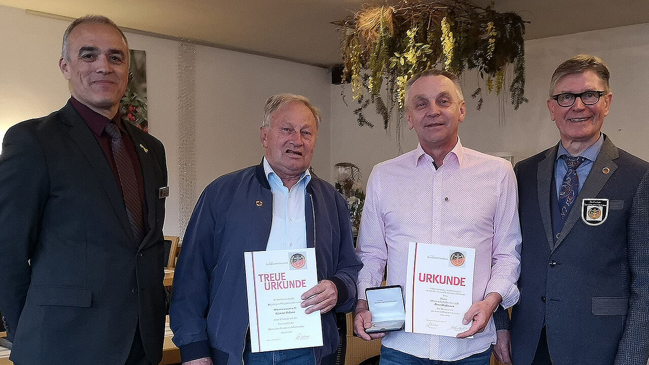 Dank und Anerkennung: Stellvertretender Bundesvorsitzenden Jürgen Görlich (v. l.), Günter Polanz, Peter von Hoffmann und Vorsitzender Erwin Vohrer. Foto: Winfried Riedinger