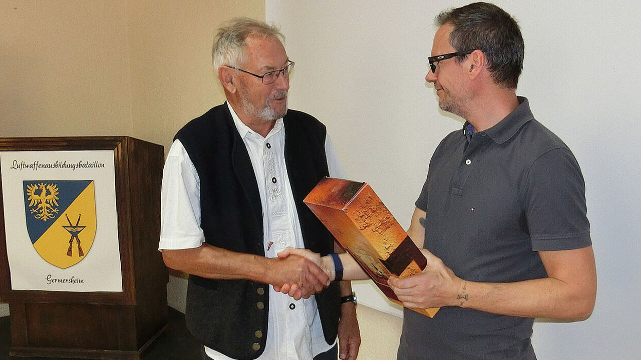 Mit einem guten Pfälzer Tropfen bedankte sich Peter Wiedl (li) bei Kay Krätzer für den informativen Vortrag. Foto: Roland Rauh