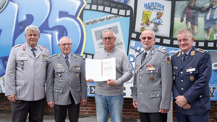 Bei der Ehrung an der Geschäftsstelle von Hertha BSC: Hauptmann Ingo Zergiebel, Stabsfeldwebel d.R. Frank-Udo Reiche, Hertha-Präsident Werner Gegenbauer, Oberstabsfeldwebel a.D. Thomas Bielenberg und Stabsfeldwebel Karl-Uwe Hahn (v.l.).