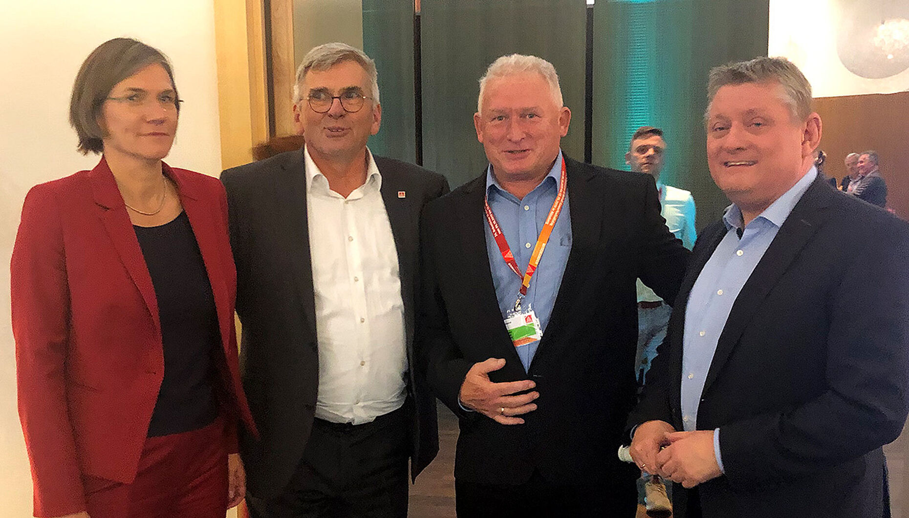 Christine Brenner (v. l.), stellvertretende Vorsitzende IG Metall, Jörg Hofmann, Vorsitzender IG Metall, Andreas Hubert, DBwV, und Hermann Gröhe, CDU/CSU. Foto: Martin Schulte