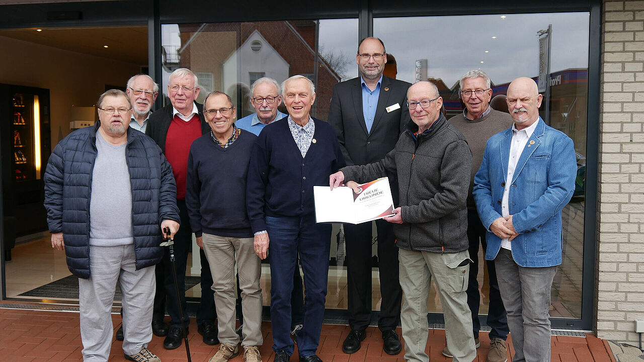 Der Lingener Vorstand mit dem Geehrten Gerhard Lenz (6.v.l.) und Michael Scholz (7.v.l.). Foto: LV Nord