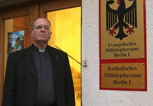 Militärdekan Bernd Schaller vor seiner Arbeitsstätte in der Berliner Julius-Leber-Kaserne. Foto: DBwV/Schmidt