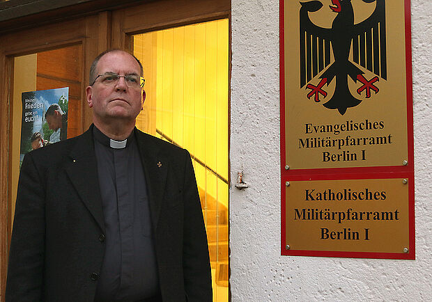 Militärdekan Bernd Schaller vor seiner Arbeitsstätte in der Berliner Julius-Leber-Kaserne. Foto: DBwV/Schmidt