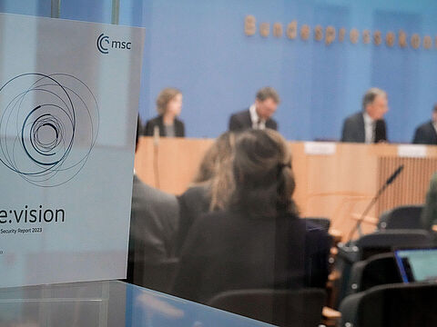 Vorstellung des Munich Security Reports. Foto: picture alliance / Flashpic | Jens Krick