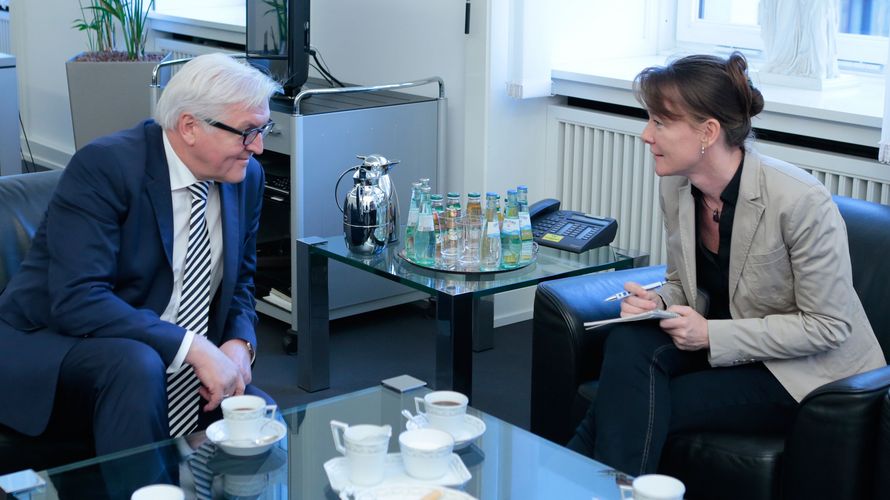 Frank-Walter Steinmeier mit „Die Bundeswehr“-Redakteurin Christine Hepner (Foto: Nadine Boldt)