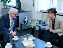 Frank-Walter Steinmeier mit „Die Bundeswehr“-Redakteurin Christine Hepner (Foto: Nadine Boldt)