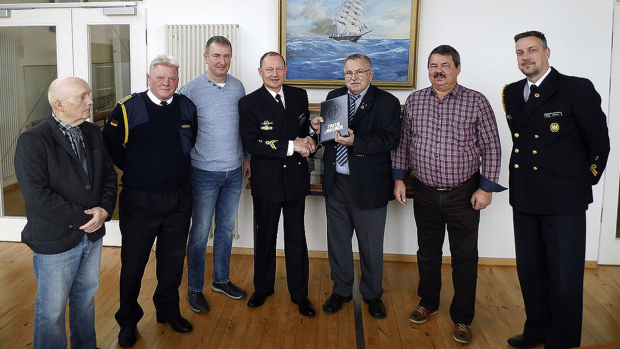 (4.v.l.): Der Jubilar OFw d.R.Ulrich Pascheke. Foto: DBwV/Dassow