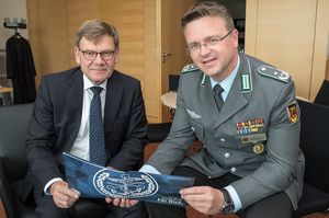 André Wüstner (r.) und Johann Wadephul stehen im regelmäßigen Dialog, wie hier bei der Vorstellung der Kampagne "Schlagkräftige Bundeswehr 2025" im vergangenen Jahr. Foto: DBwV/Bombeke