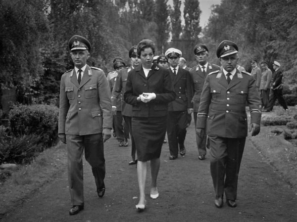 Der amtierende Bundesvorsitzende OTL i.G. Domröse (links) legte am Vorabend der 5. Hauptversammlung 1963 in Erinnerung an die toten Kameraden einen Kranz auf dem Zentralfriedhof Bad Godesberg nieder. Daran nahm die Witwe des Feldwebels Erich Boldt teil, der sich 1961 auf eine explodierende Ladung geworfen und zwei ihm unterstellten Soldaten das Leben gerettet hatte. Die Unteroffizierschule des Heeres im sächsischen Delitzsch trägt heute seinen Namen. Foto: DBwV/Archiv