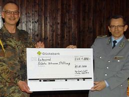 Übergabe des symbolischen Spendenschecks an die SVS durch Vorsitzender Oberstabsfeldwebel Stefan Weyer (l.) an den Vorsitzender Streitkräftebasis Stabsfeldwebel Thomas Schwappacher. Foto: DBwV